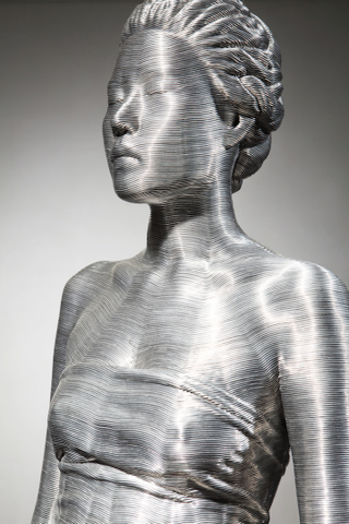 Illustration for article titled These wire sculptures actually look like people frozen in carbonite